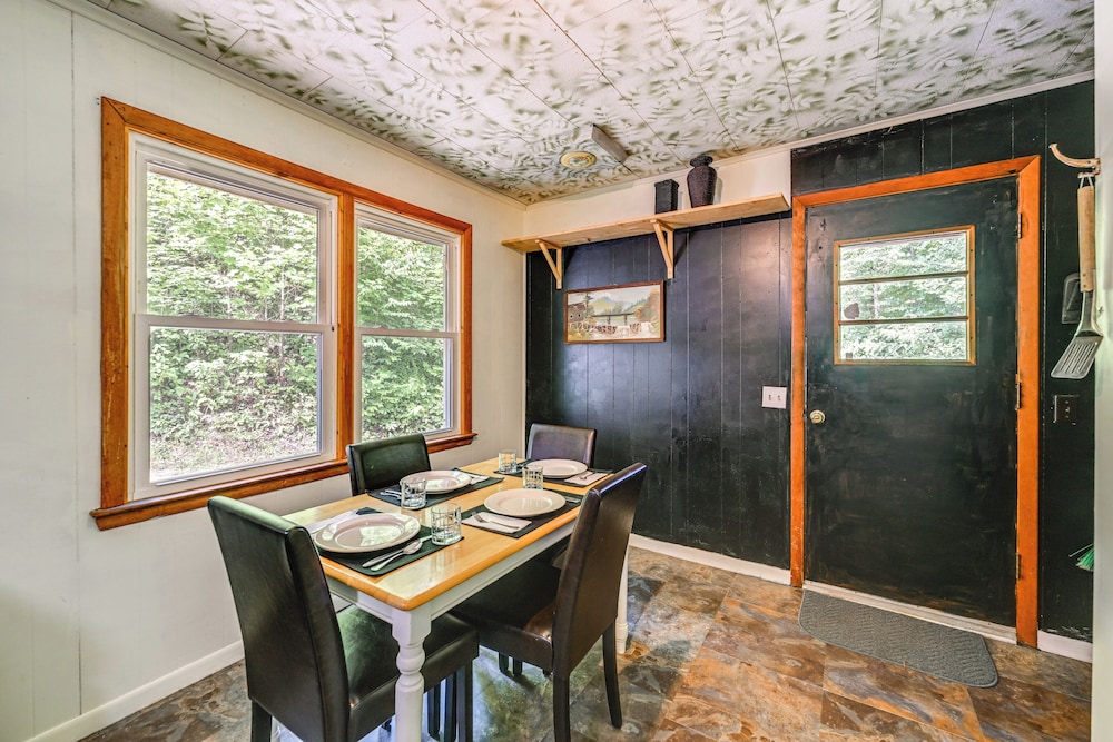 Unique & Artsy Cabin w/ Mountain Views!