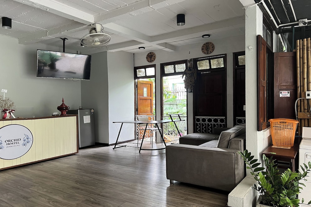 Orchid Hostel Near Bumrungrad Hospital and Nana Market