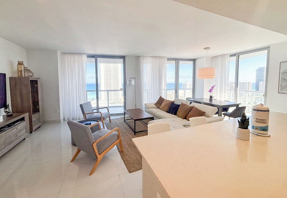 Luxury 3-BR Apartment with Stunning City