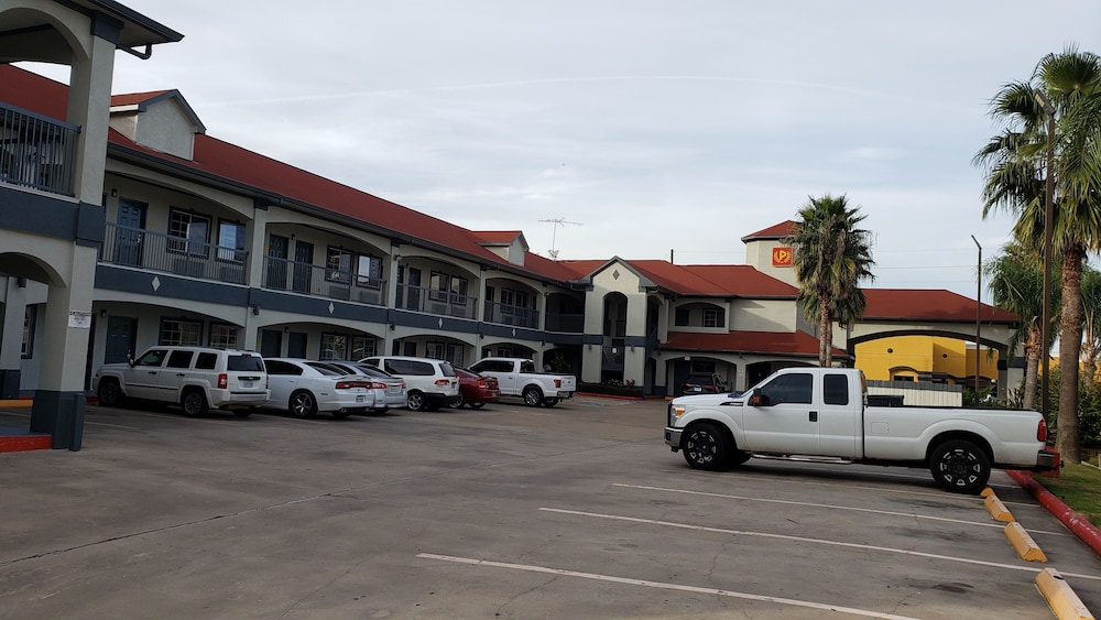 Palace Inn Hwy 6 North & Clay Rd