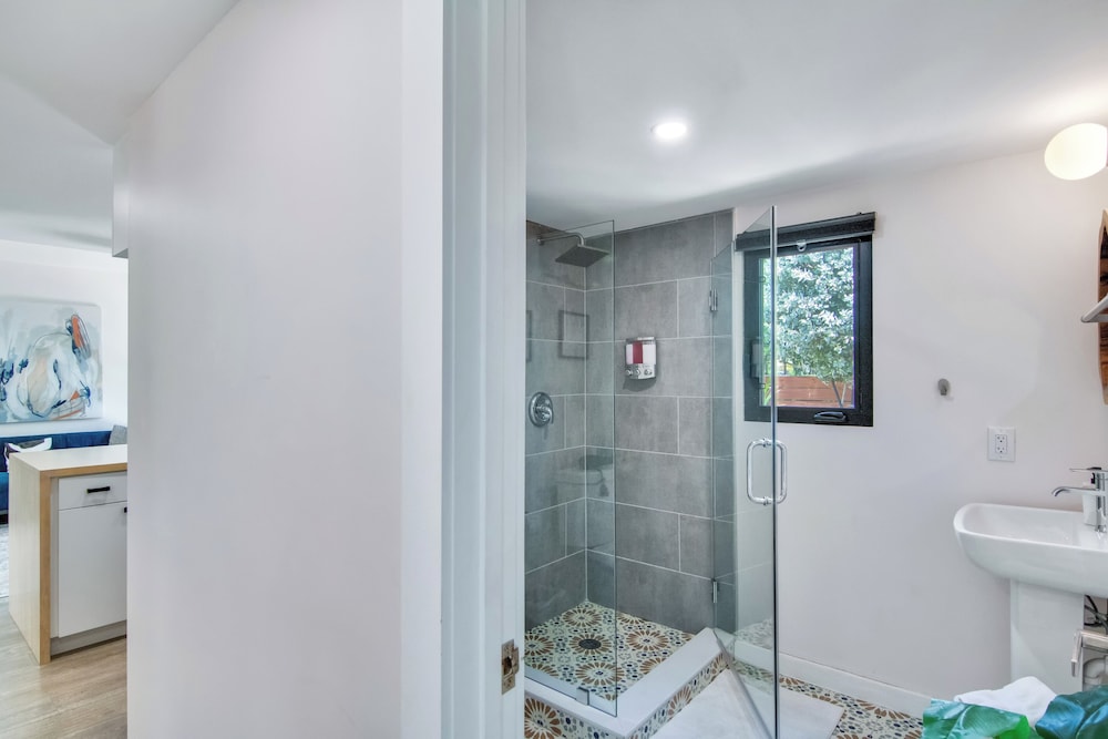 5BR Sleeps 14 w/ In-law Suite & Bbq!