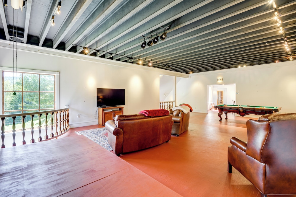 10 Mi to Mt Snow! Grand Estate Built to Entertain