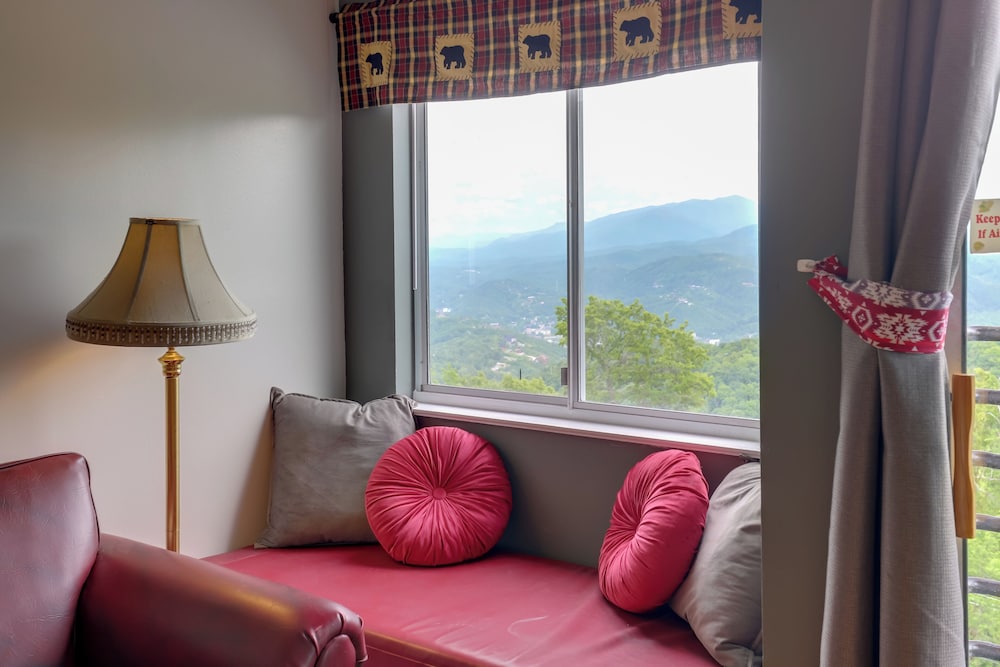 Smokies Condo 3 Mi to Nat'l Park + Hot Tub Access