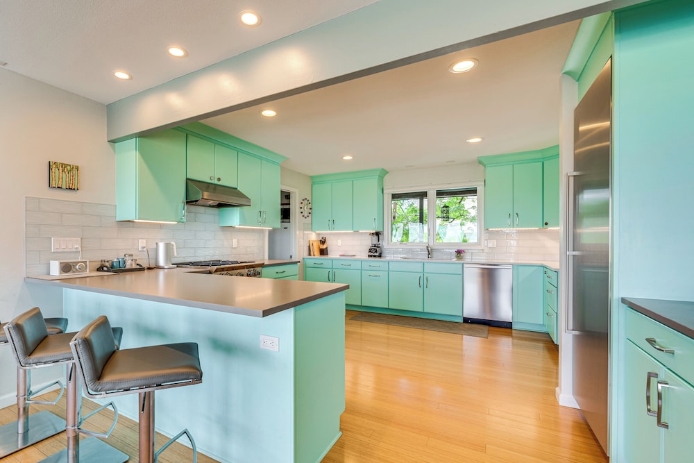 Mtn-view Home w/ Pickleball Court in Louisville!