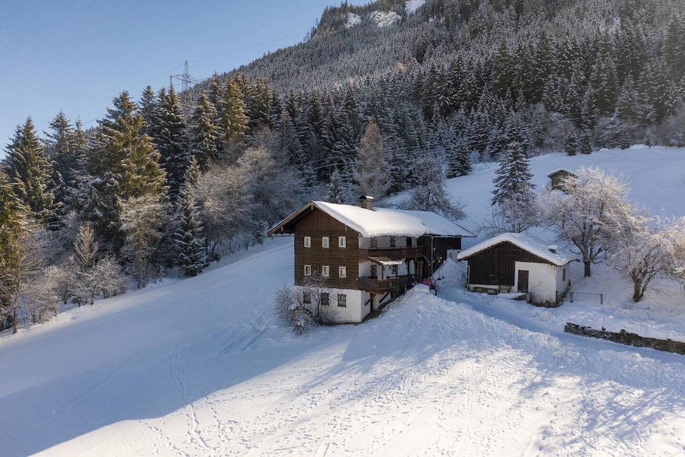 Mountain-view Cottage Sleeps 15 -balcony -pets Ok