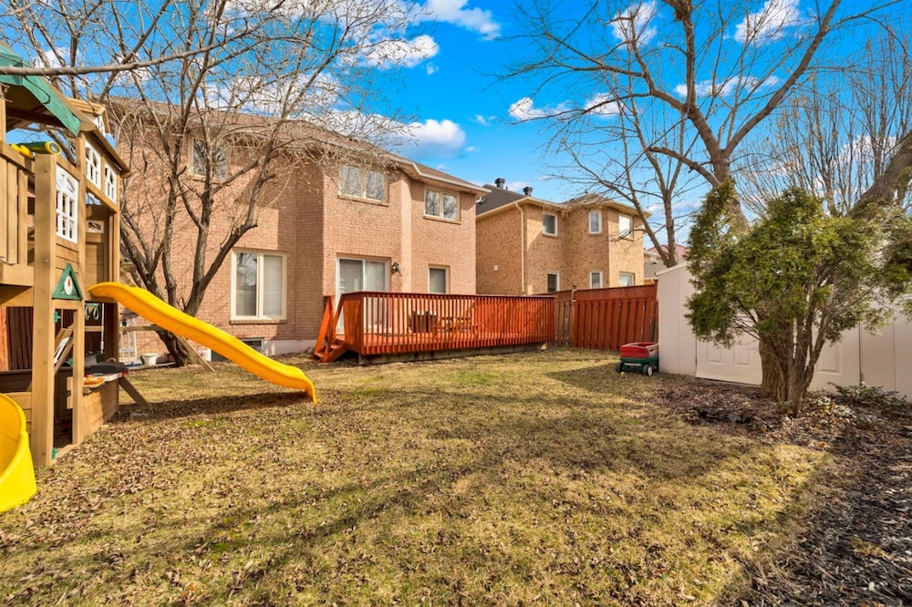 Mississauga Retreat Your Spacious 5-bedroom Home