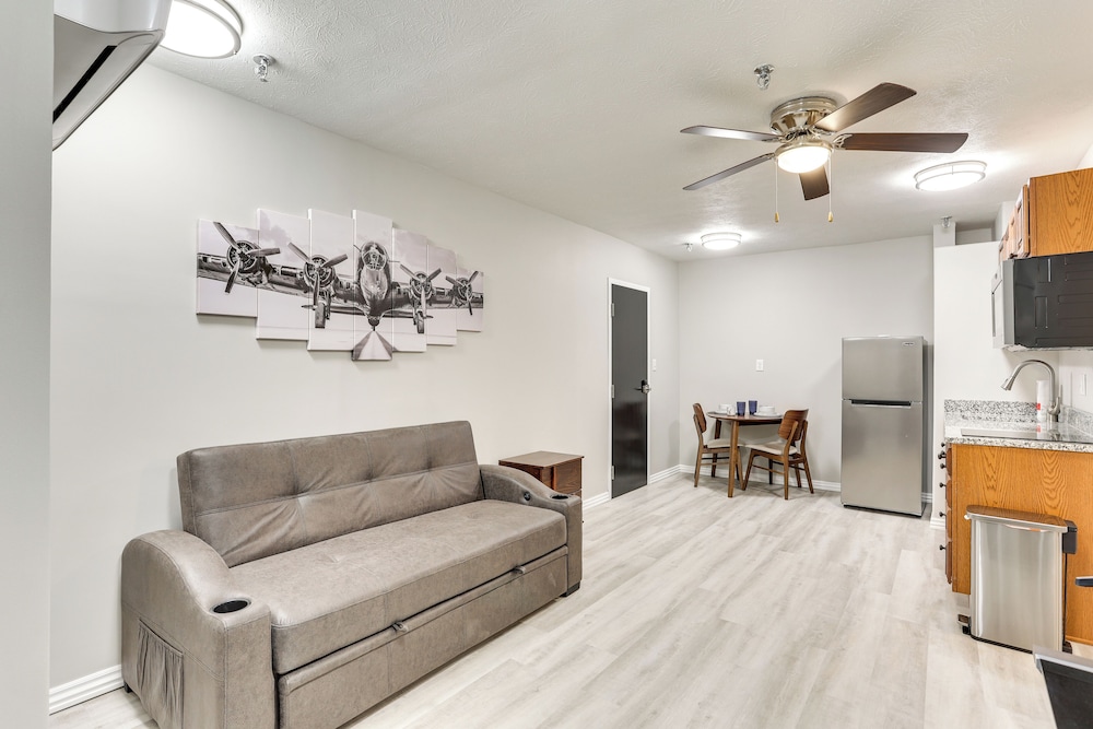 Half-mi to Oakland City Golf Club: Sleek Apartment