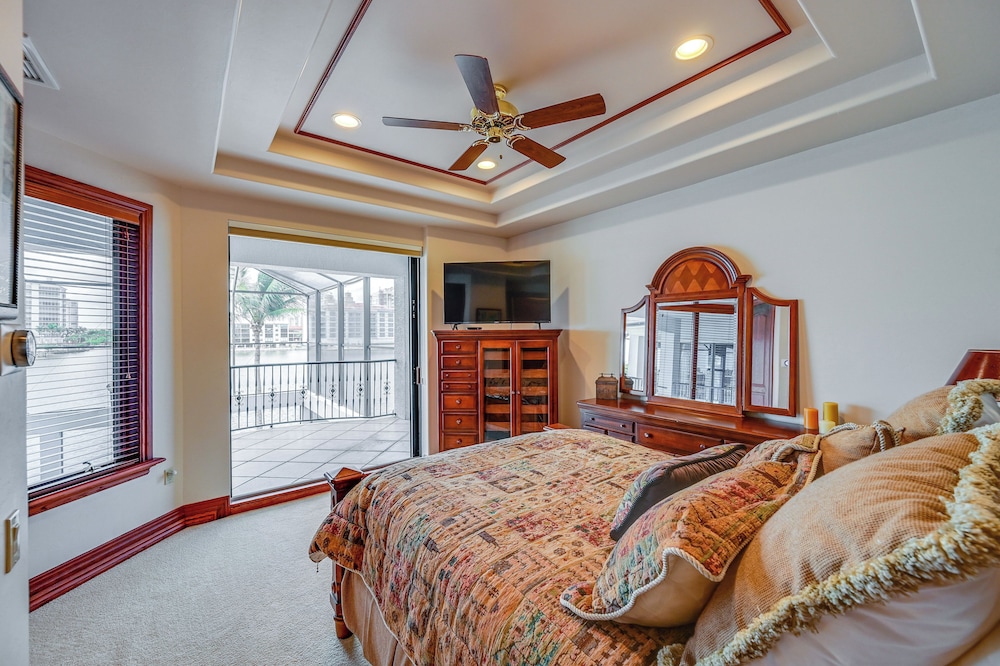 Waterfront Stunner: Effortless Elegance in Naples!