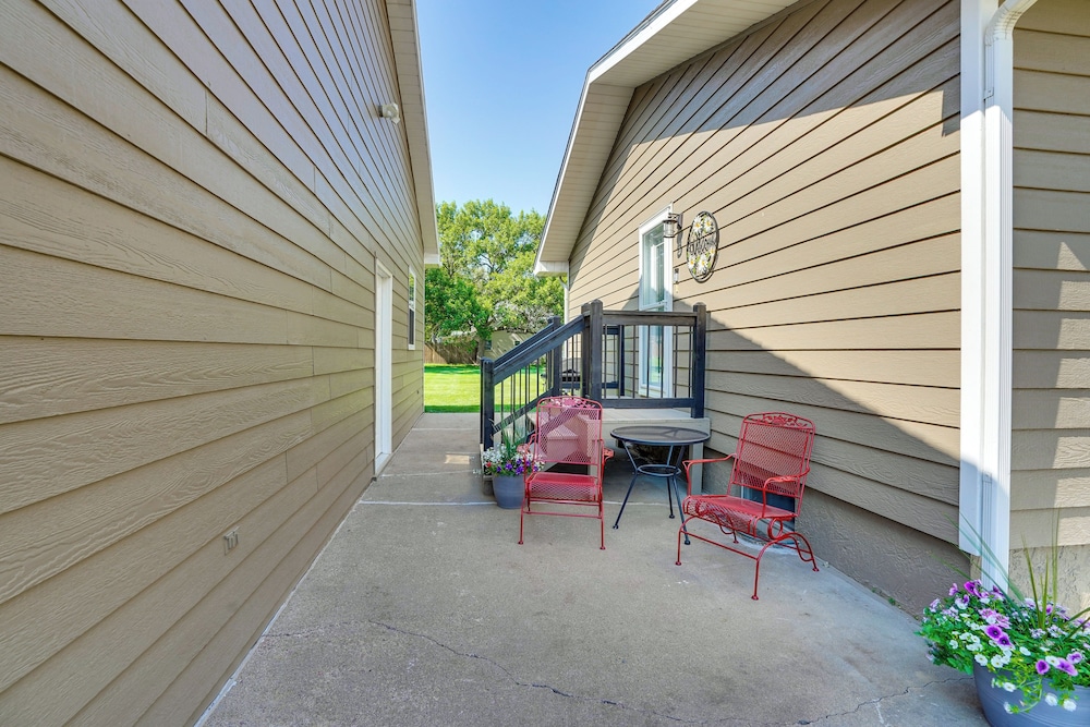 15 Mi to Downtown Sioux Falls: Gem w/ Yard!