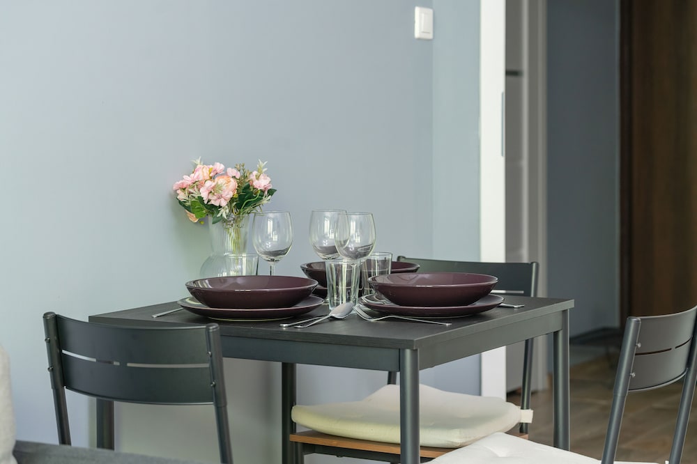 Poznan Apartment With 2 Desks by Renters
