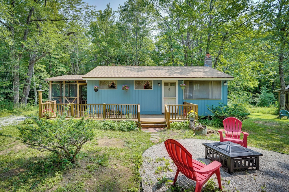 Cozy Becket Cottage Escape w/ Lake Access!