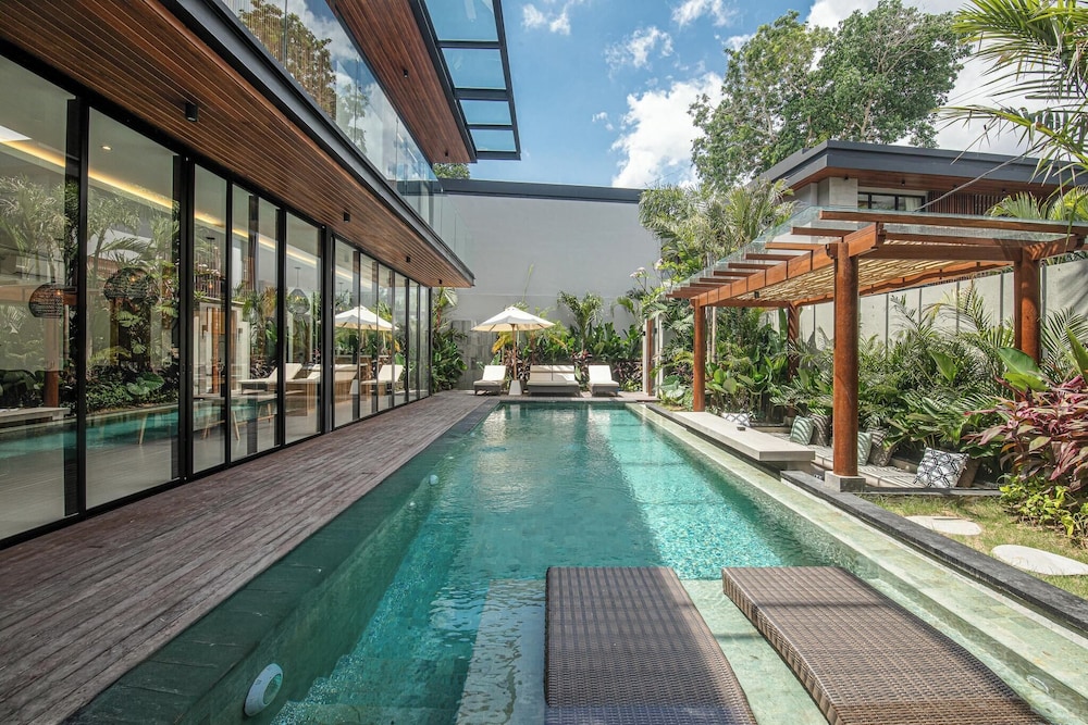 Elegant 6BR Canggu Retreat Just 400m to the Ocean