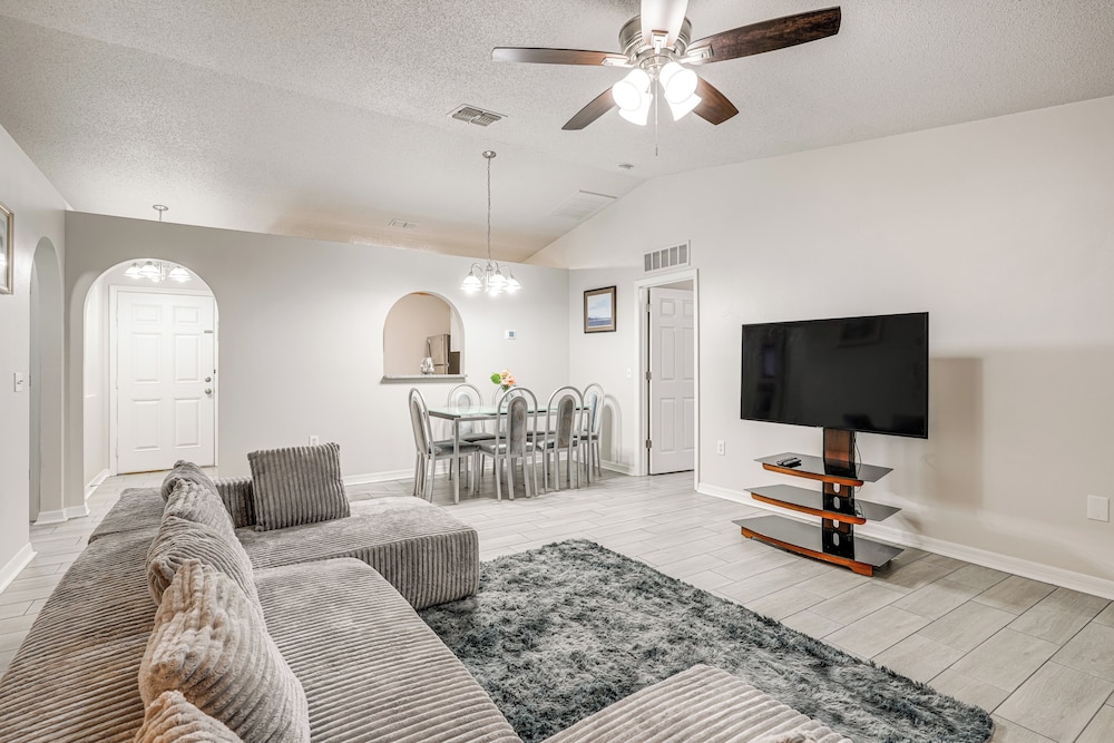 8 Mi to Legoland: Winter Haven Home w/ Lanai!