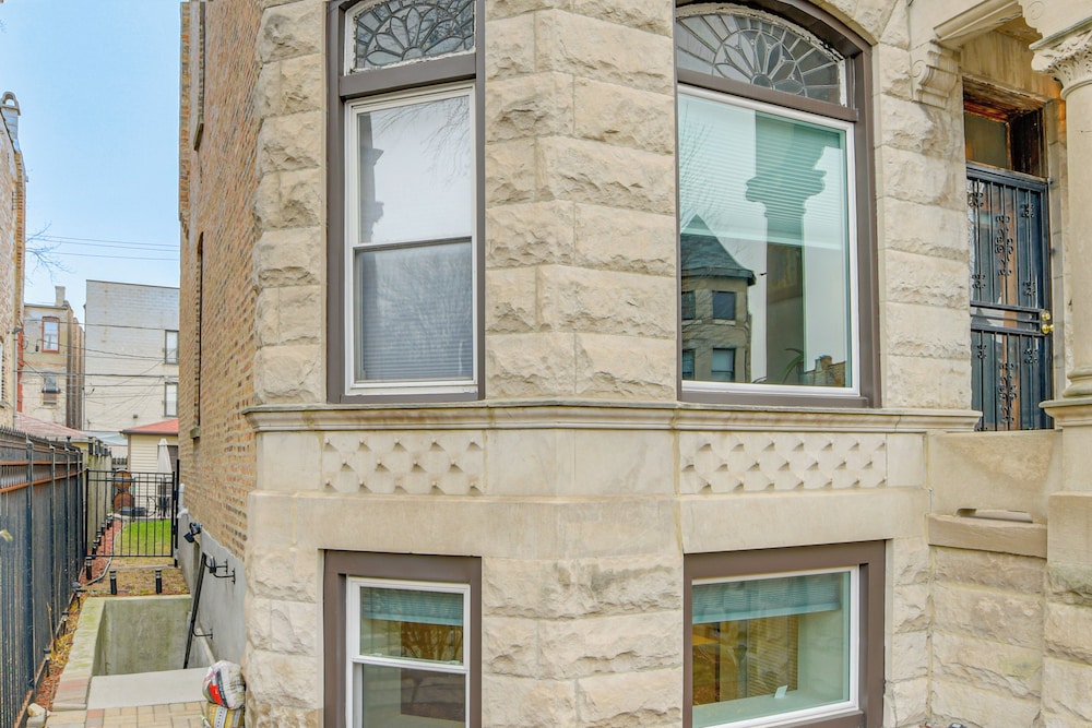 1 Mi to University of Chicago: Urban Escape!