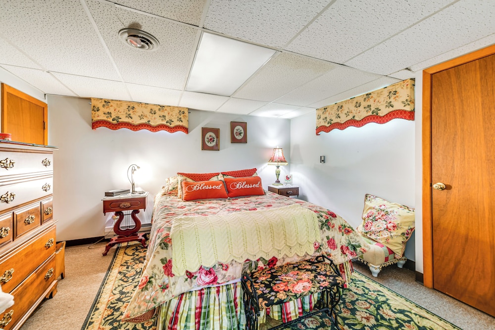 2 Mi to Walden Galleria: Apartment w/ Patio