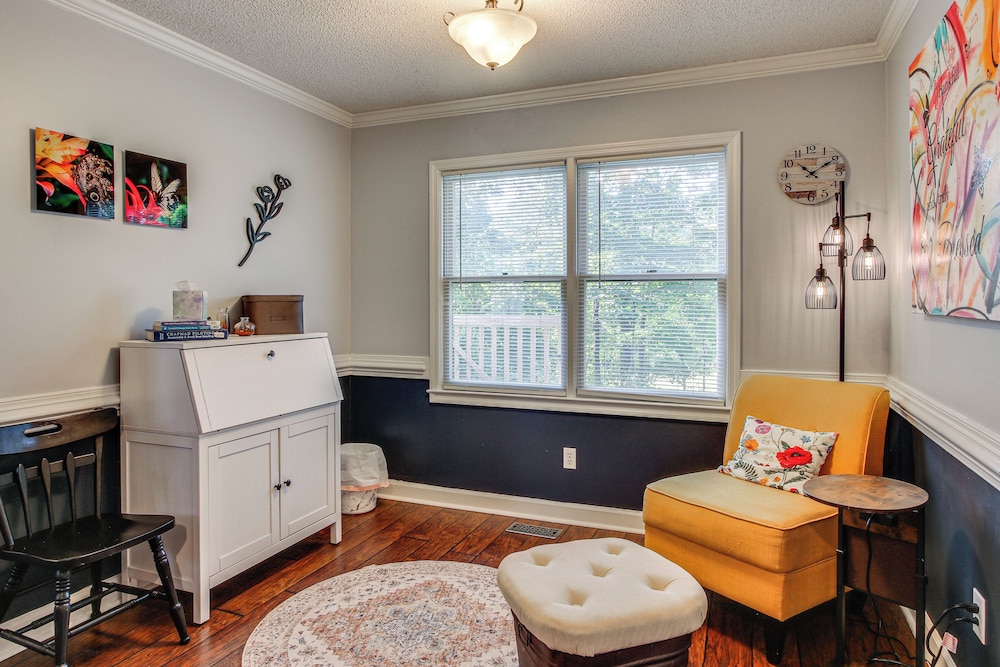 3 Mi to Marina: Quiet Getaway w/ Deck in Lexington