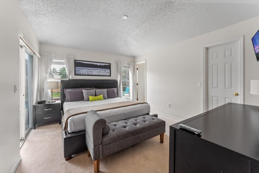 Stair-free 4BR Home for 8 - Tv210