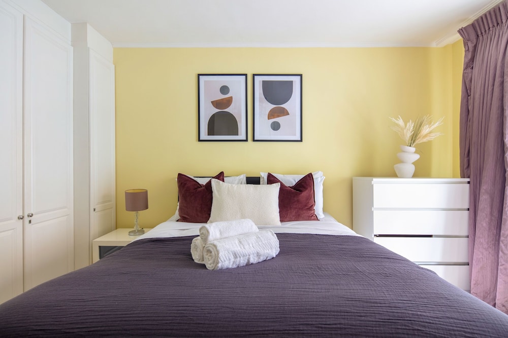 Elegant & Airy 2BR near Regents Park