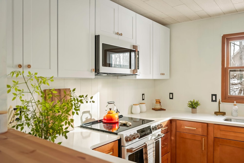 Burrow by Bidwell Cozy Arrowhead Lake Escape With Pools and Outdoor Adventures