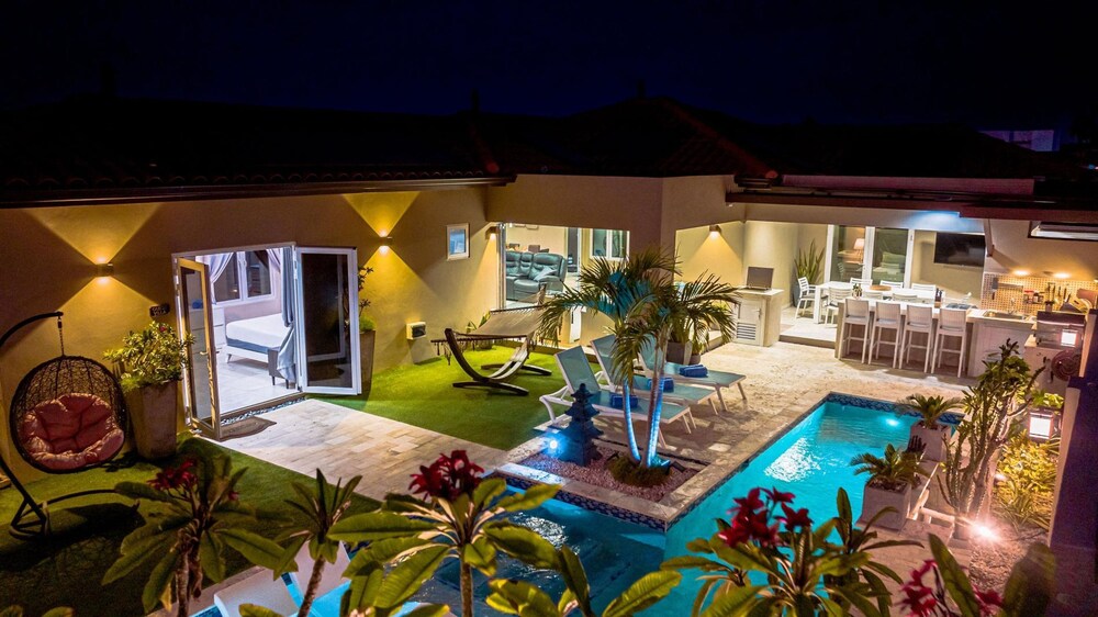 Luxury New 5 Location Pool Outdoor Kitchen