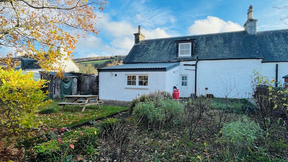 Traditional Highland Cottage Near Loch Ness-sleeps 6