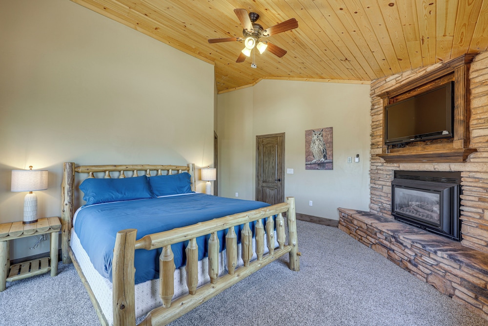Walkable Big Bear Lake Home w/ Private Hot Tub!