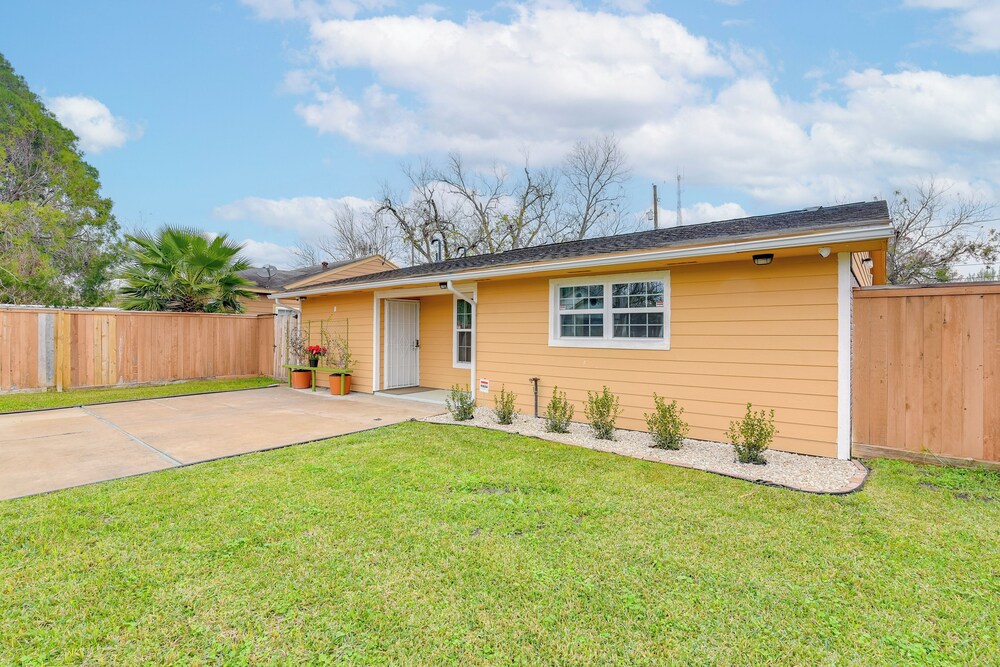 4 Mi to NRG Stadium: Quiet Home w/ Fenced Yard!