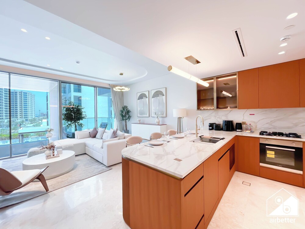 Luxury Beachfront 1BR on Palm Jumeirah & Balcony
