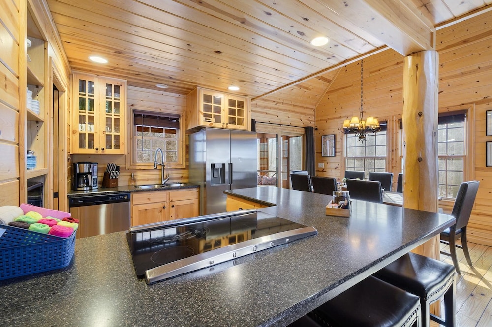 Timber Nest Goshorn Lake Dock, Pool, Town HOT Tub!