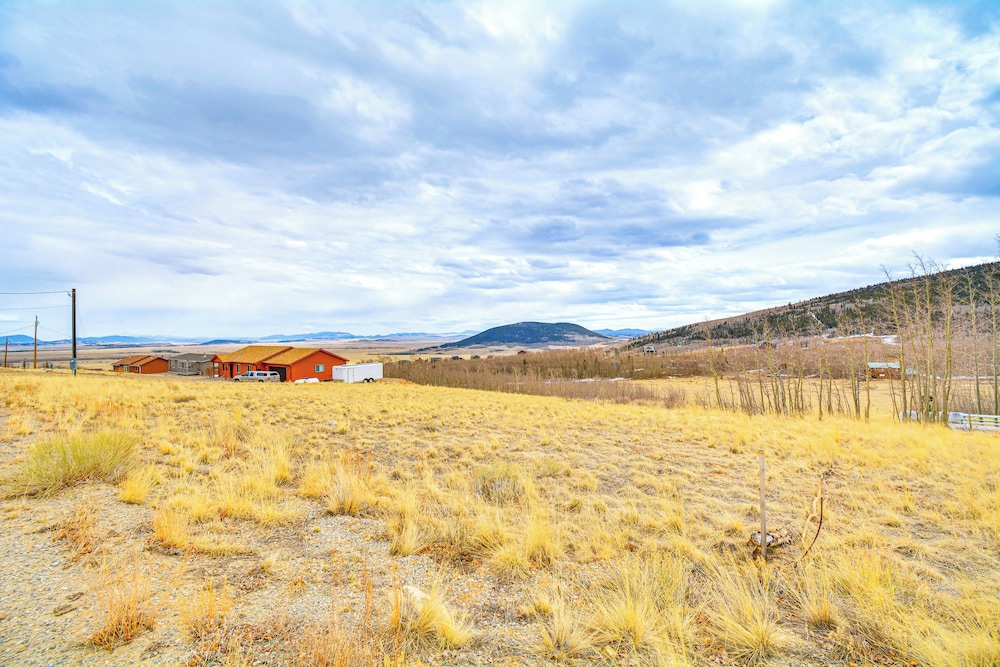 9 Mi to Fairplay Beach: Mountain-view Getaway!