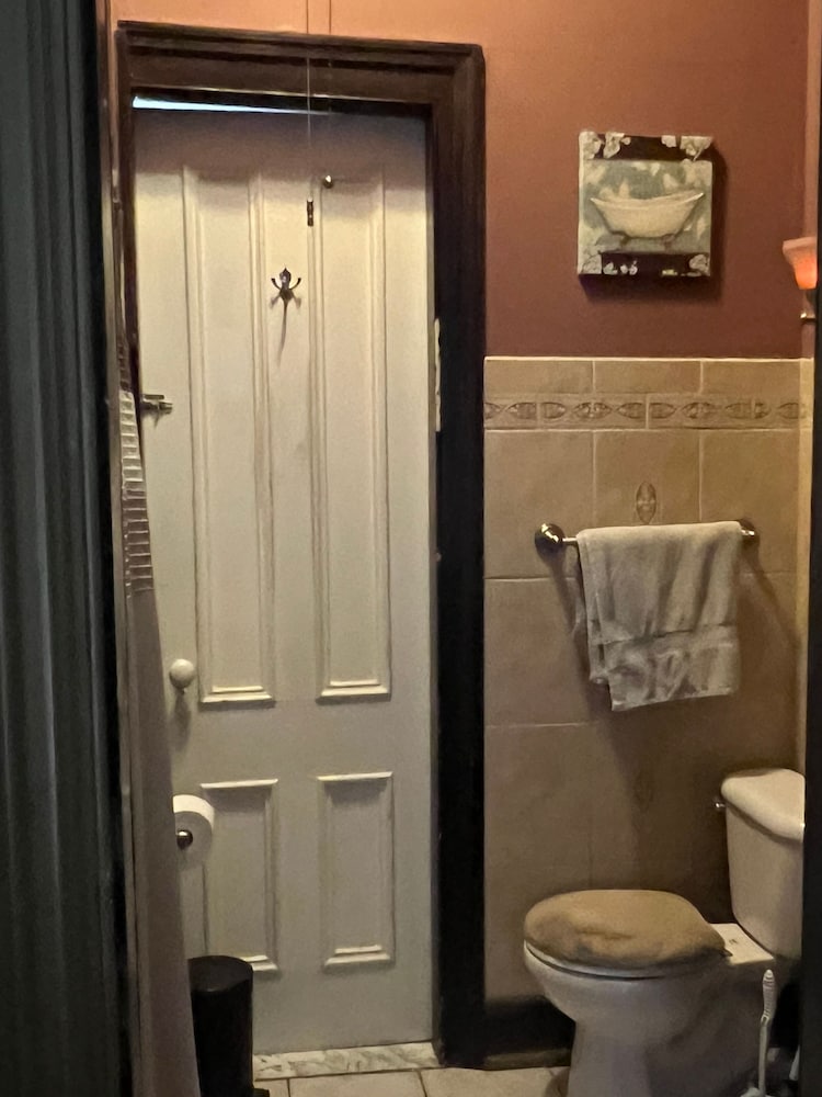 2 Br Victorian Apt 2800 sq ft 2 Floors With Full Kitchen 2 Baths and Laundry