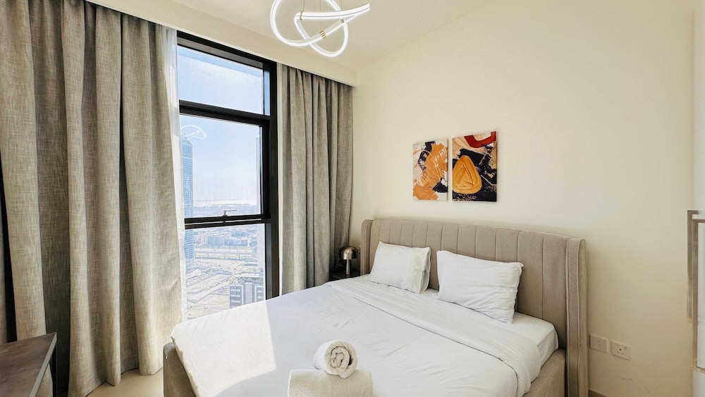 OYO HOME 1350 Premium 1-bed Apt Burj Crown