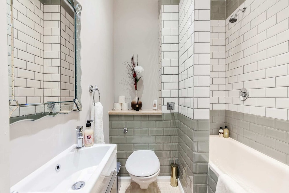 Modern 2 bed Flat, West Kensington, Sleeps 4