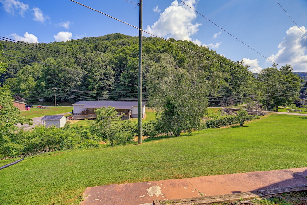 17 Mi to Coal Canyon Trail: Scenic Mtn-view Apt!