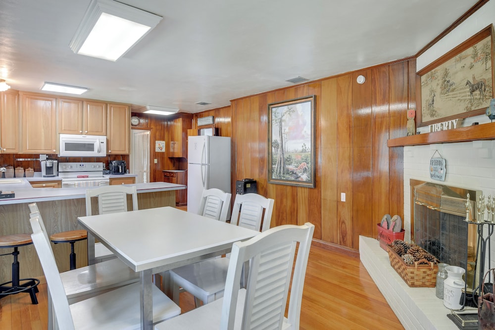 Private 3-acre Retreat w/ Game Room in Bunnell!