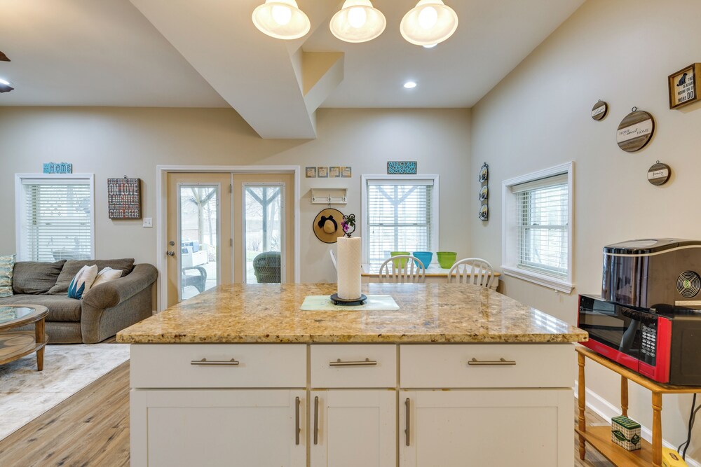 Lakefront Retreat w/ Dock, Patio & Grill in Bracey
