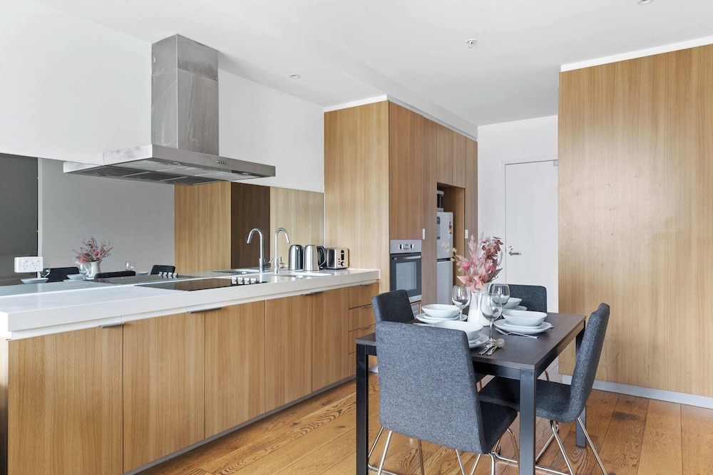 Modern 2BR Apt Next to Southern Cross Free Parking
