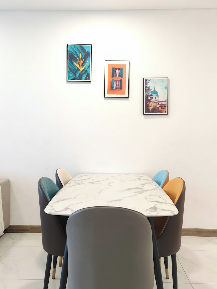 Skyway White & Silver Riverside Resident - Binh Thanh, HCM