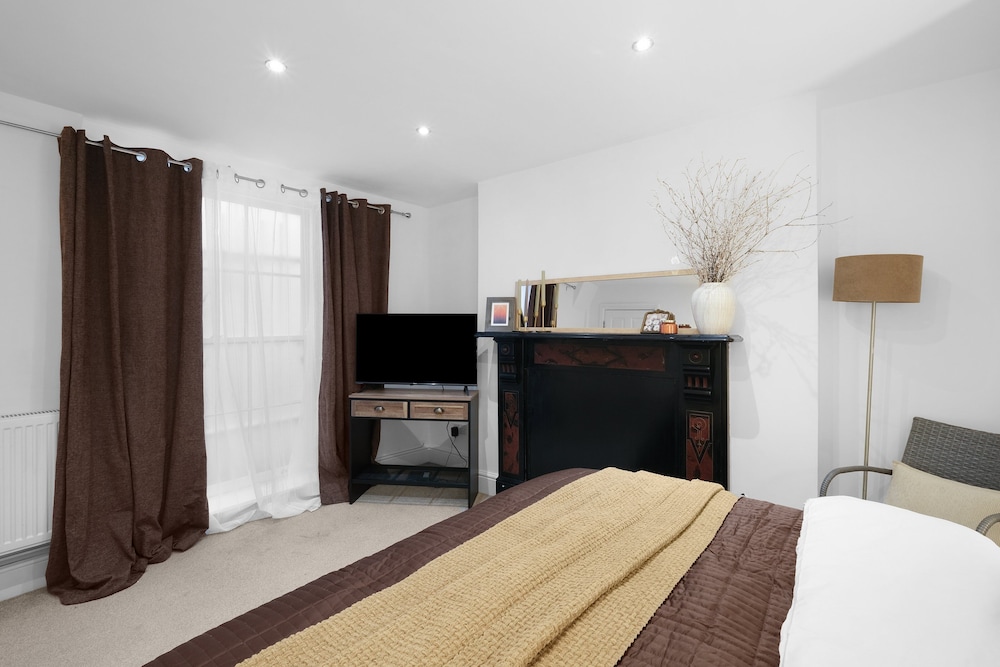 Luxury 3BR 2BA with Hot Tub and Garden