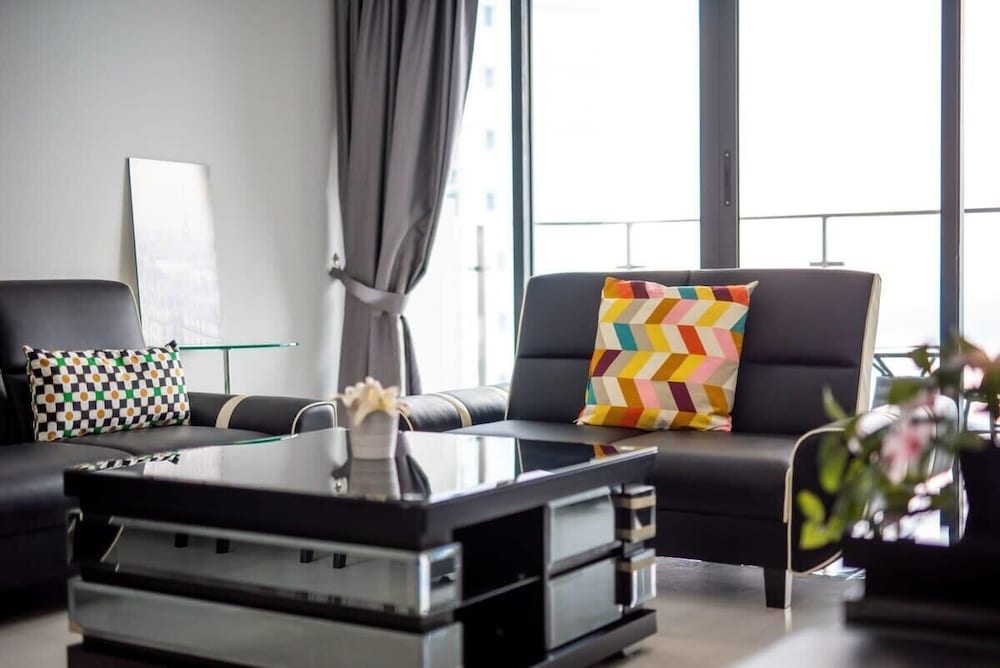 Chic 3BR in Danga Bay With Water Views & Parking