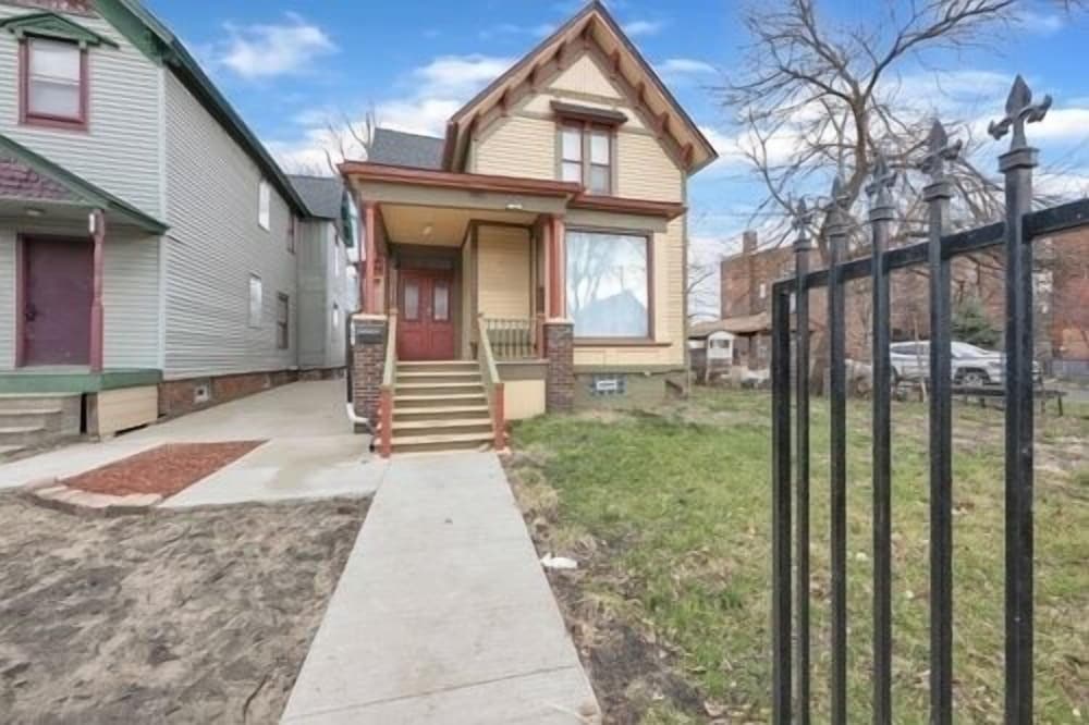 Detroit Escape: 2BR Apartment for 7 w/ Wifi