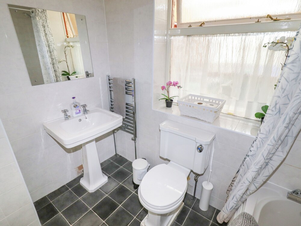 Cozy Manchester House - Stay With Host Onsite