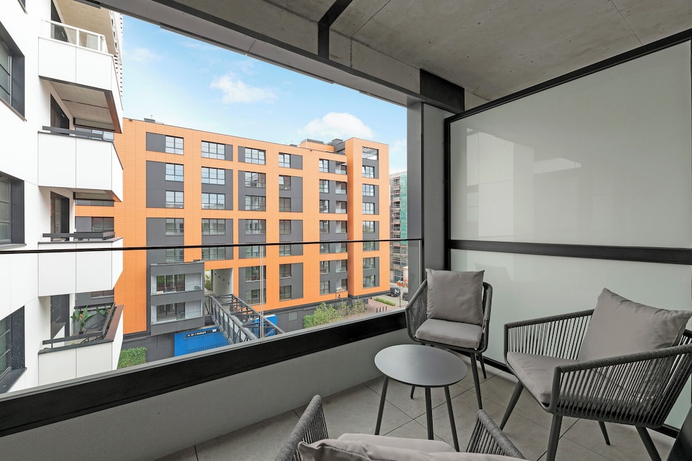 Doki Living - Foodhall & Parking by Downtown Apartments