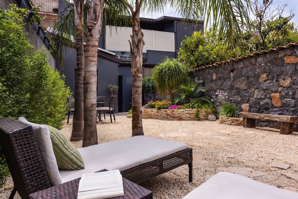Leone Apartment With Garden by Wonderful Italy
