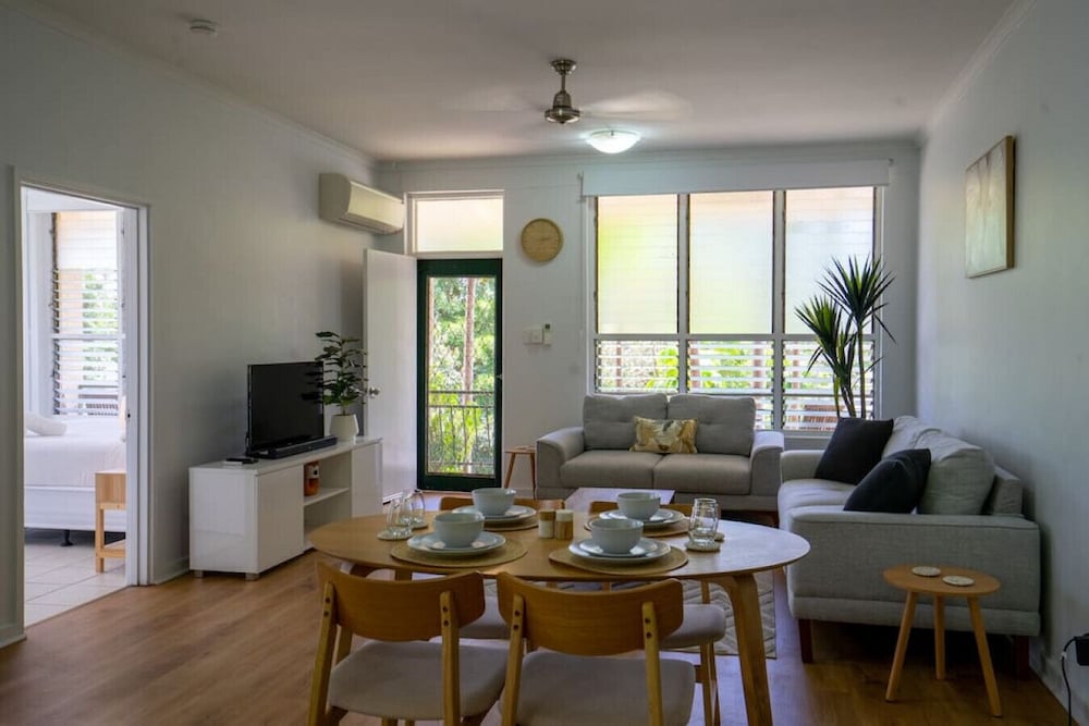 NIGHTCLIFF RETREAT -  Stylish 2BR Apt