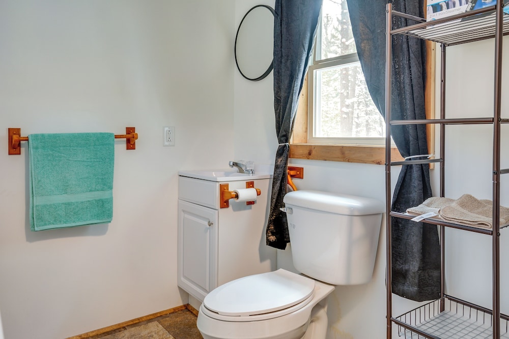 2 Ponds & Trail Access: Peaceful Cabin in Calumet!