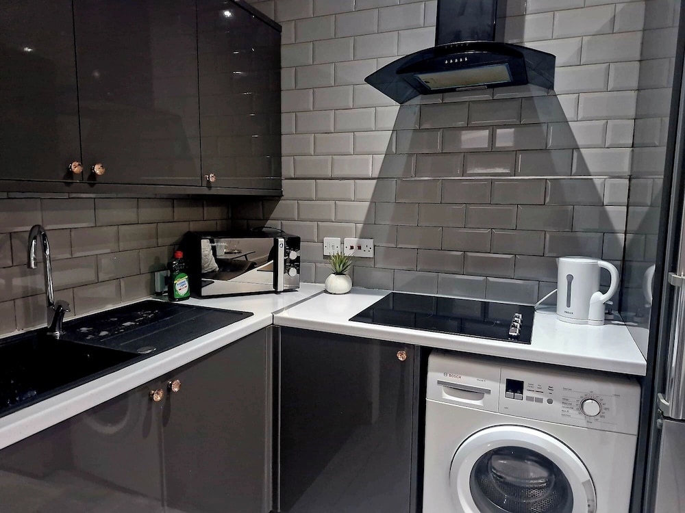 Seaside Escape - Sleeps 4 - Pets Ok - Free Parking