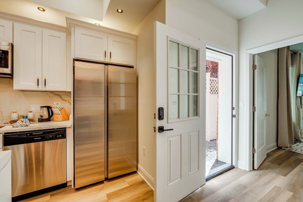 1 Mi to Dtwn: Hot Tub Haven in Richmond!