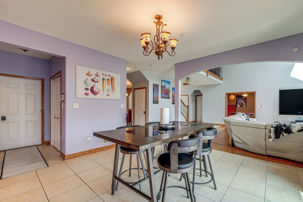 Game Room & Deck: Family Home in Chicago Area!
