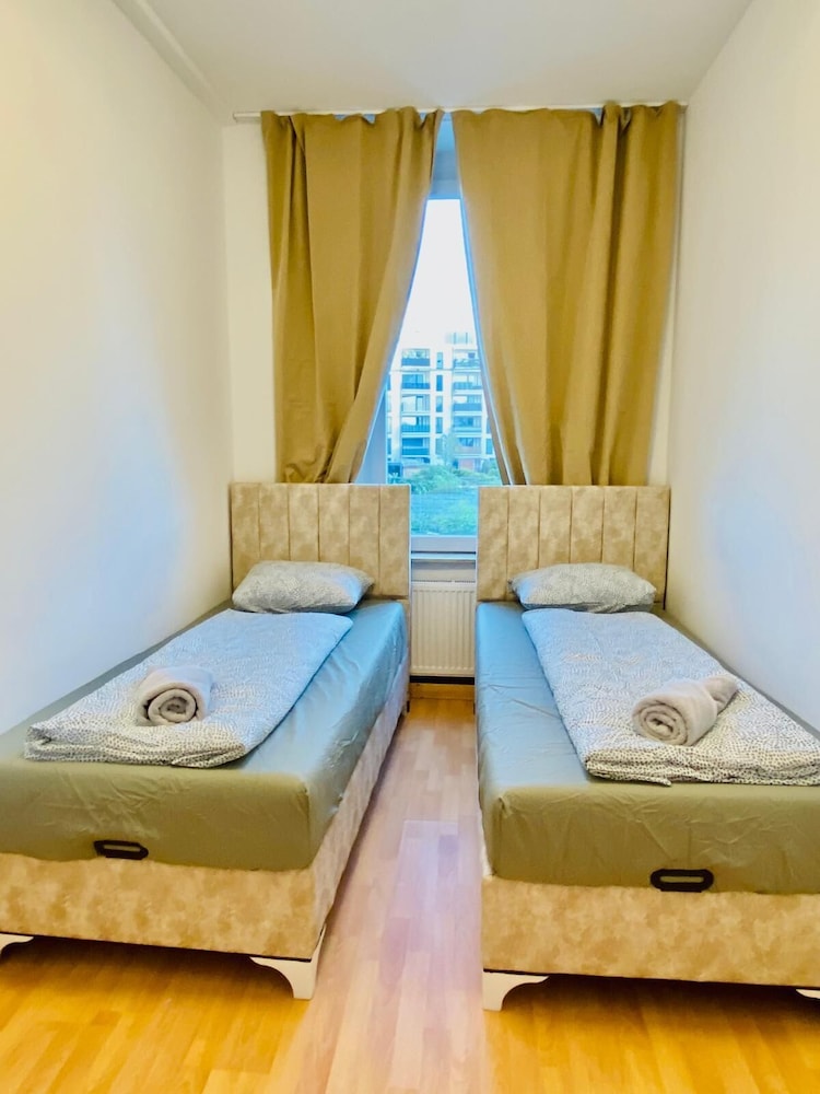 Rooms in Cozy 4BR Shared Apt Central